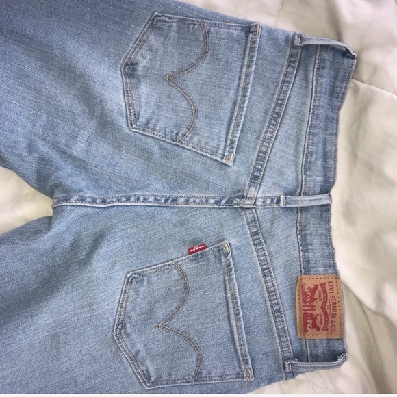 Mid Rise Levi Denim - Picture 2 of 4